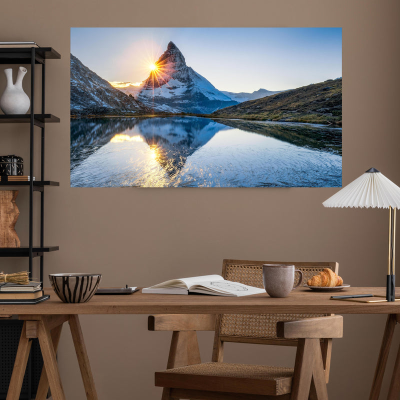 Office Poster  - Riffelsee und Matterhorn in den Alpen über poliertem Holztisch mit stilvoller Lampe - rechteckig