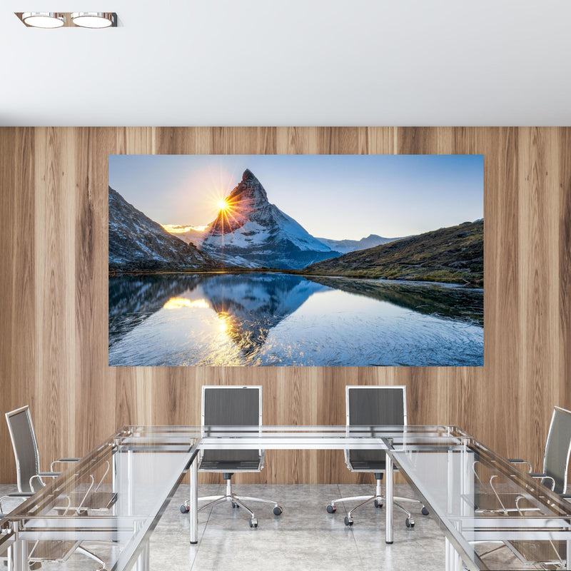 Office Poster  - Riffelsee und Matterhorn in den Alpen in einem Konferenzraum mit Glastisch und Holzwand