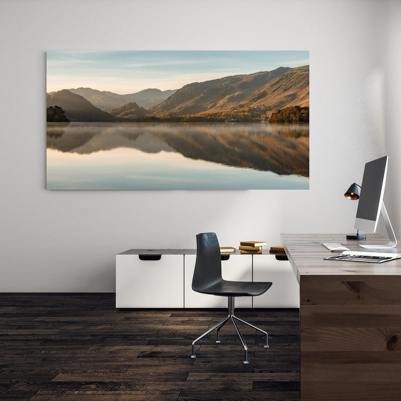 Office Poster  - Ruhige Reflexionen im stillen Derwentwater an einer Wand in minimalistisch eingerichtetem Heim-Büro