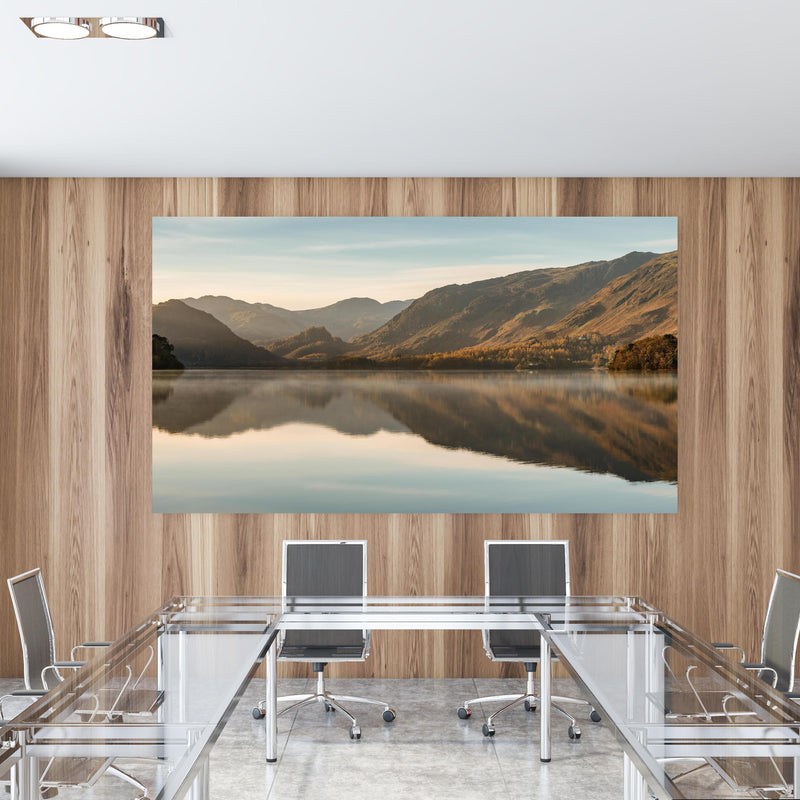 Office Poster  - Ruhige Reflexionen im stillen Derwentwater in einem Konferenzraum mit Glastisch und Holzwand