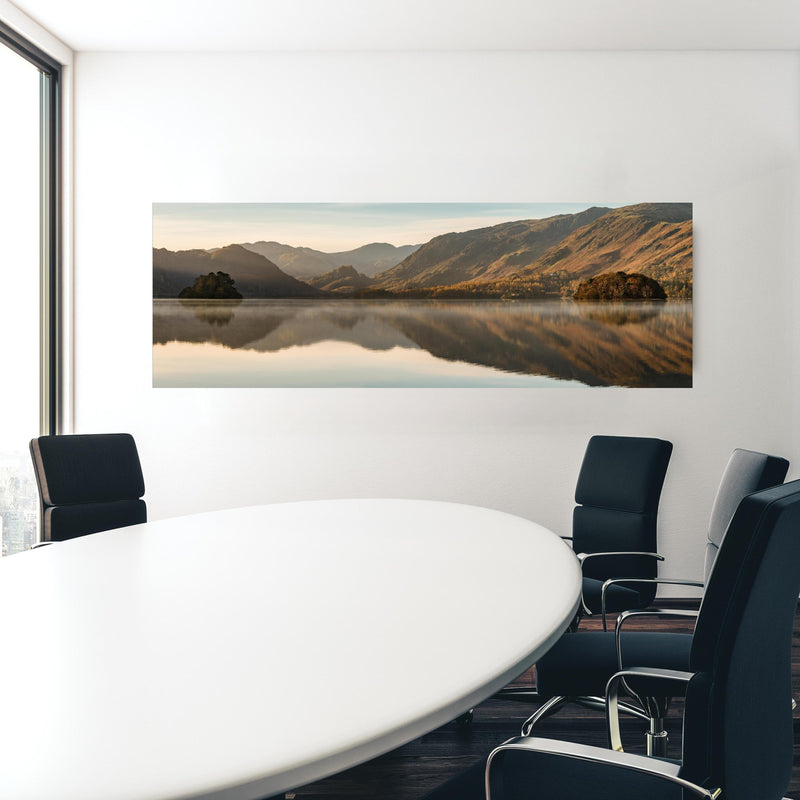 Office Poster  - Ruhige Reflexionen im stillen Derwentwater in einem Konferenzraum hinter weißem ovalem Tisch