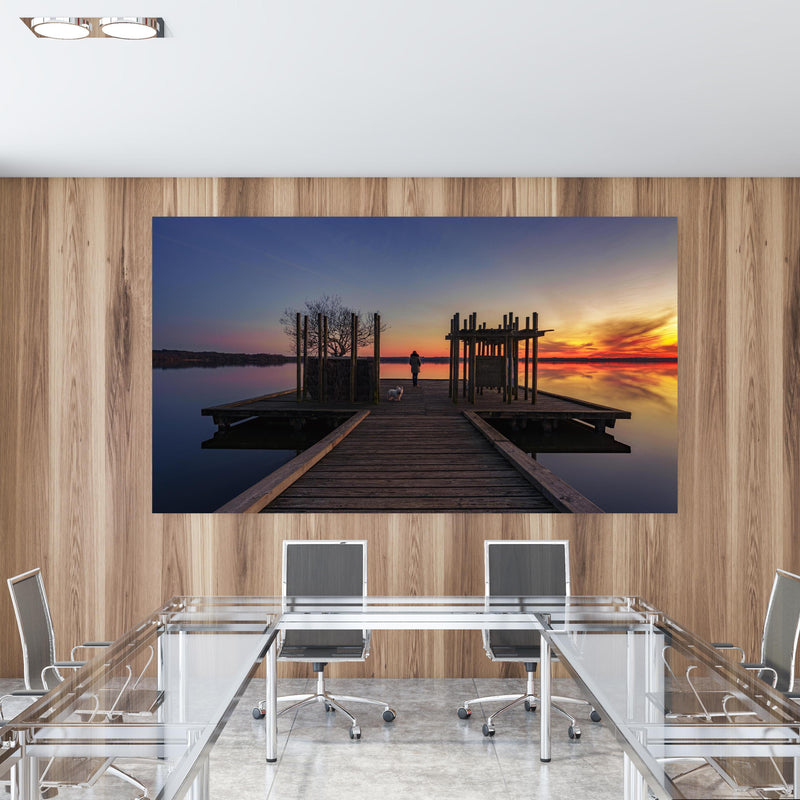 Office Poster  - Ruhiger See bei Sonnenuntergang in einem Konferenzraum mit Glastisch und Holzwand