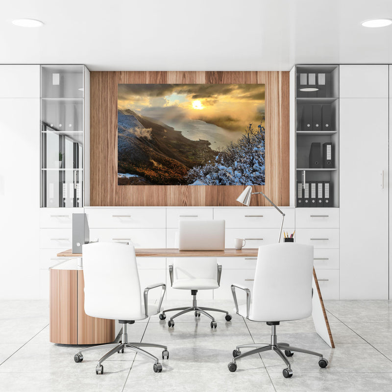 Office Poster  - Schneelandschaft am Gardasee an einer Holzwand hängend im Büroraum
Office Poster  - Schneelandschaft am Gardasee an einer Holzwand hängend im Büroraum