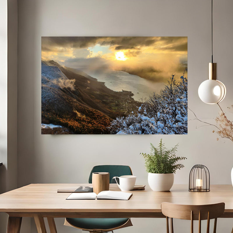 Office Poster  - Schneelandschaft am Gardasee über klassischem Holztisch mit runder Vase - rechteckig