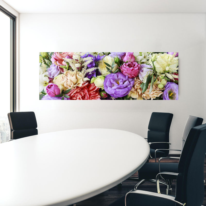 Office Poster  - Schöner Blumenstrauß in einem Konferenzraum hinter weißem ovalem Tisch