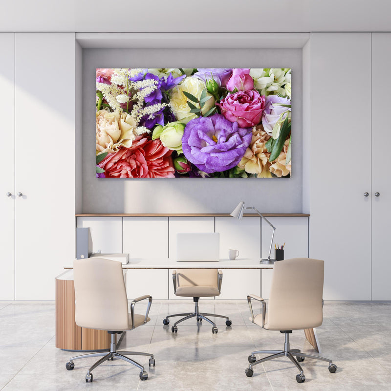 Office Poster  - Schöner Blumenstrauß hinter weißem Holzschreibtisch mit Tischlampe