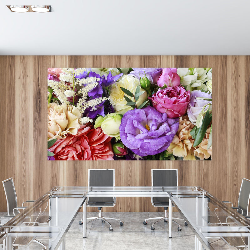 Office Poster  - Schöner Blumenstrauß in einem Konferenzraum mit Glastisch und Holzwand