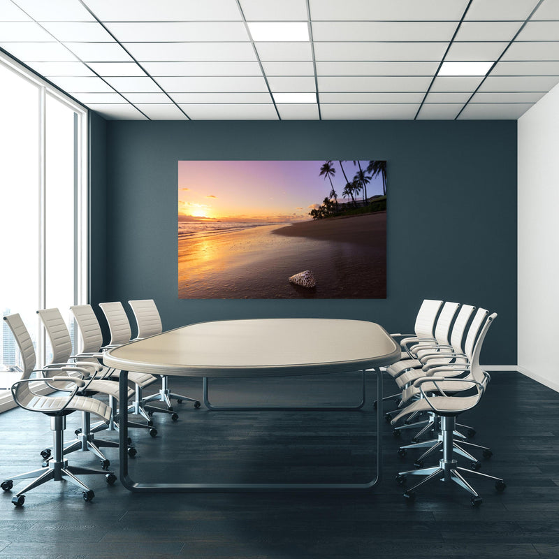 Office Poster  - Schöner Sonnenuntergang am Strand von Hawaii an blauer Wand in einem Besprechungsraum