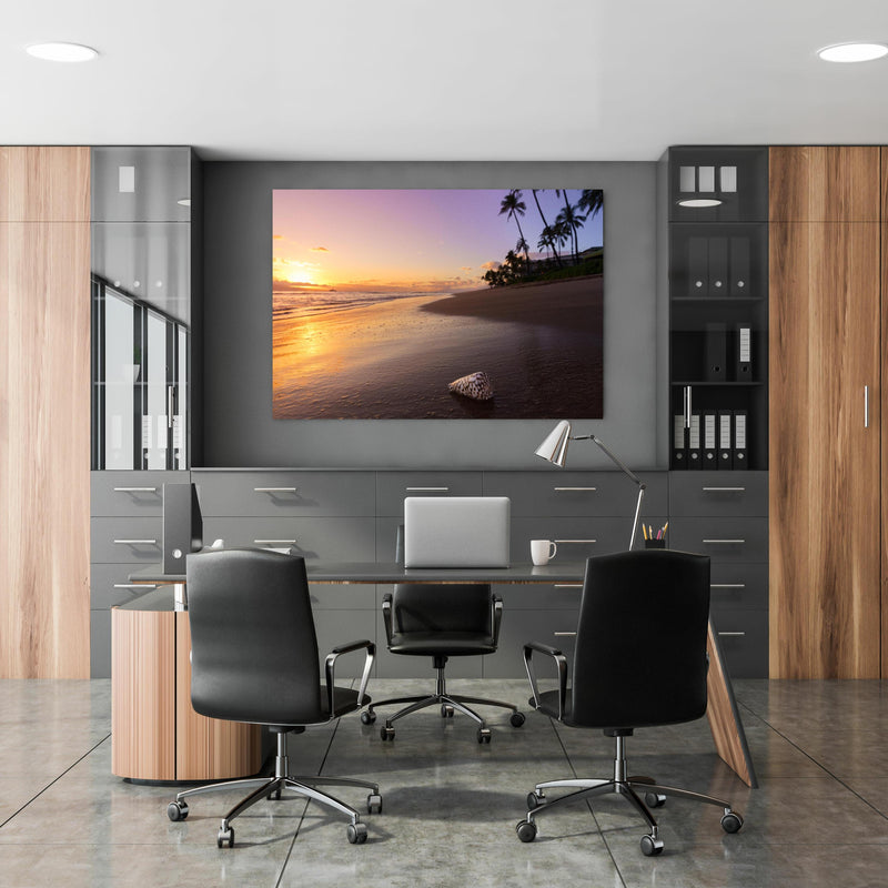 Office Poster  - Schöner Sonnenuntergang am Strand von Hawaii in klassischem Büroraum zwischen Holzschränken