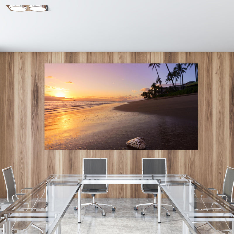 Office Poster  - Schöner Sonnenuntergang am Strand von Hawaii in einem Konferenzraum mit Glastisch und Holzwand