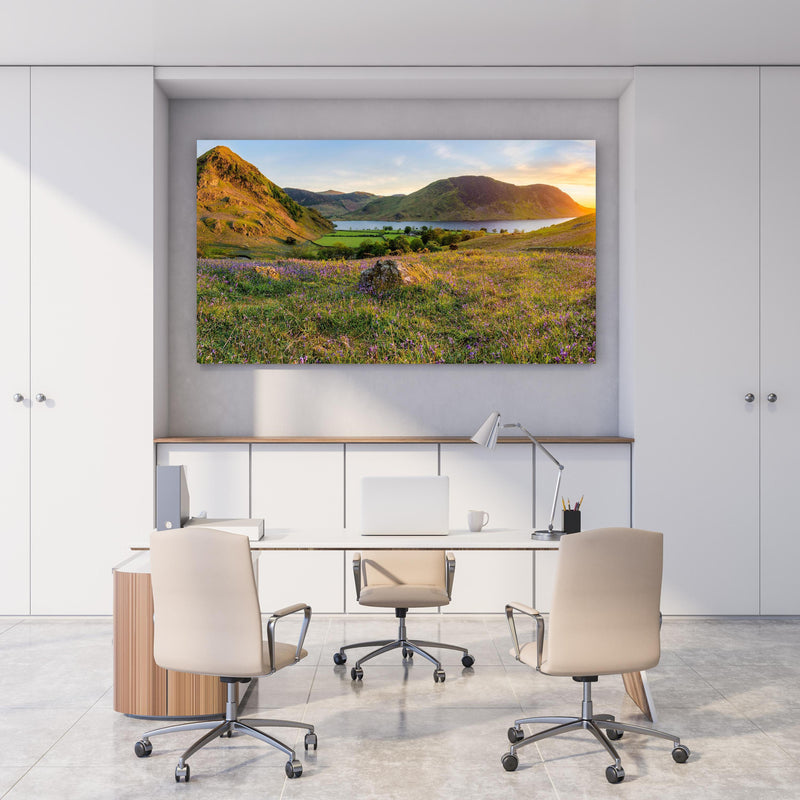 Office Poster  - Schöner Sonnenuntergang bei Rannerdale Knots hinter weißem Holzschreibtisch mit Tischlampe