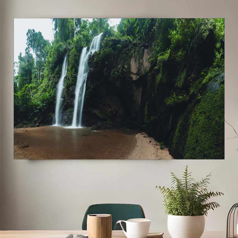 Office Poster  - Schöner Wasserfall im Dschungel über klassischem Holztisch mit runder Vase - rechteckig Zoom