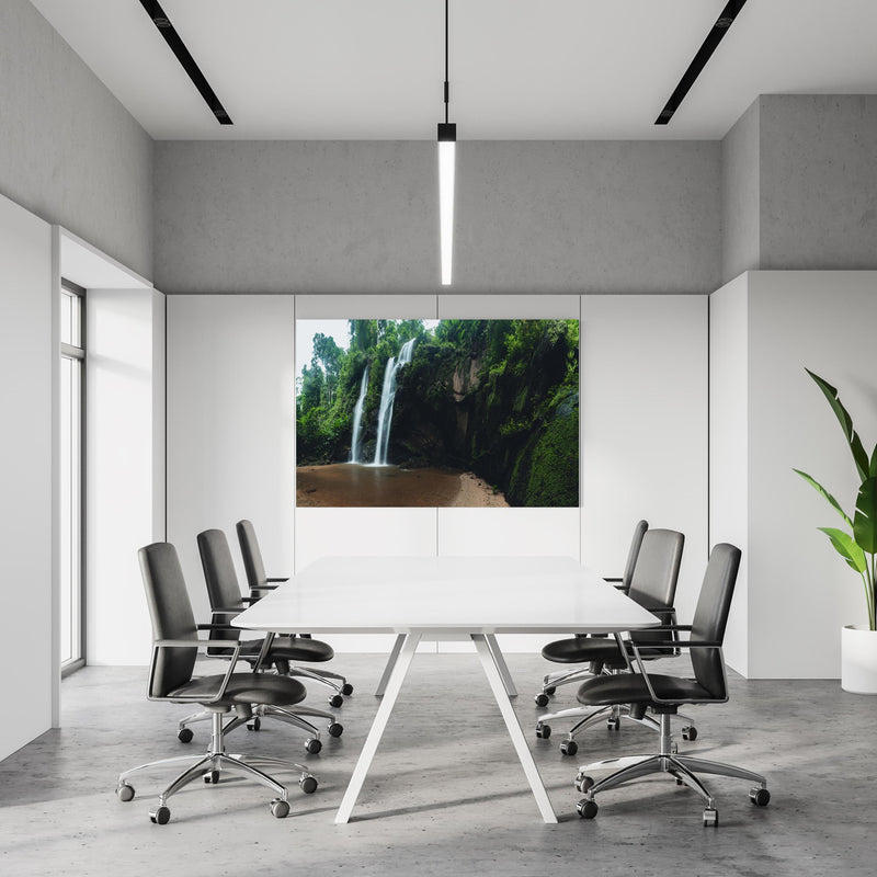 Office Poster  - Schöner Wasserfall im Dschungel in einem Konferenzraum an weißer Wand hängend