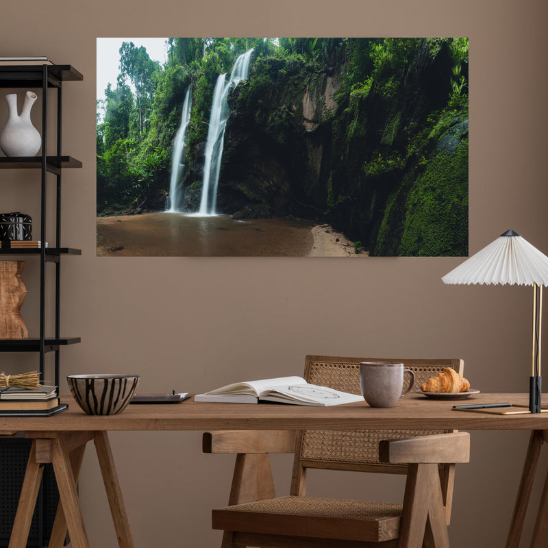 Office Poster  - Schöner Wasserfall im Dschungel über poliertem Holztisch mit stilvoller Lampe - rechteckig