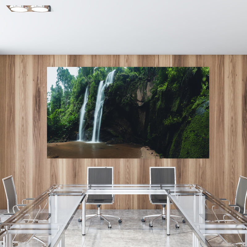 Office Poster  - Schöner Wasserfall im Dschungel in einem Konferenzraum mit Glastisch und Holzwand