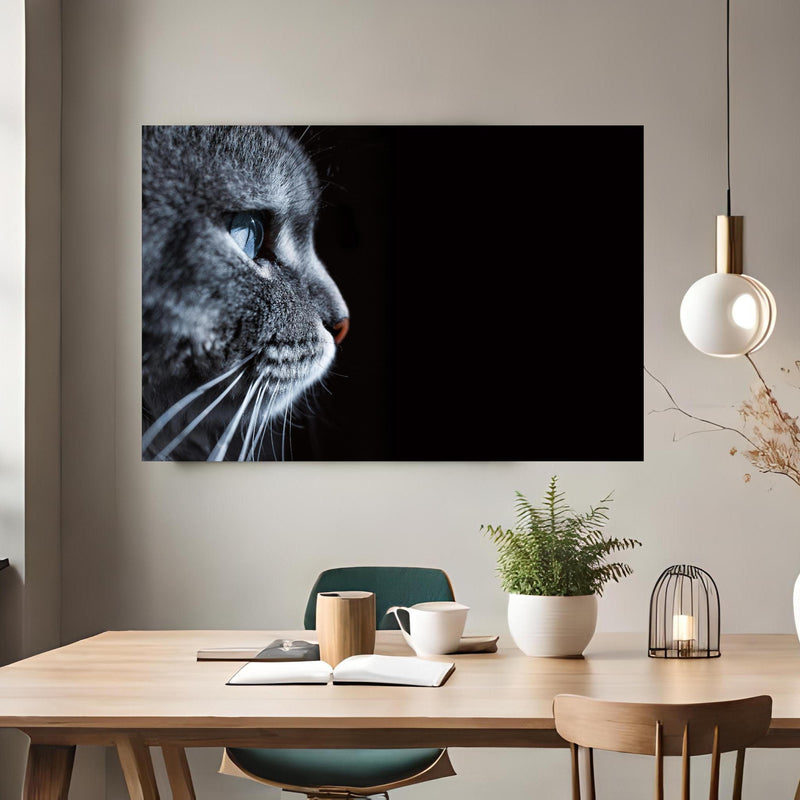 Office Poster  - Seitliches Katzen-Portrait über klassischem Holztisch mit runder Vase - rechteckig