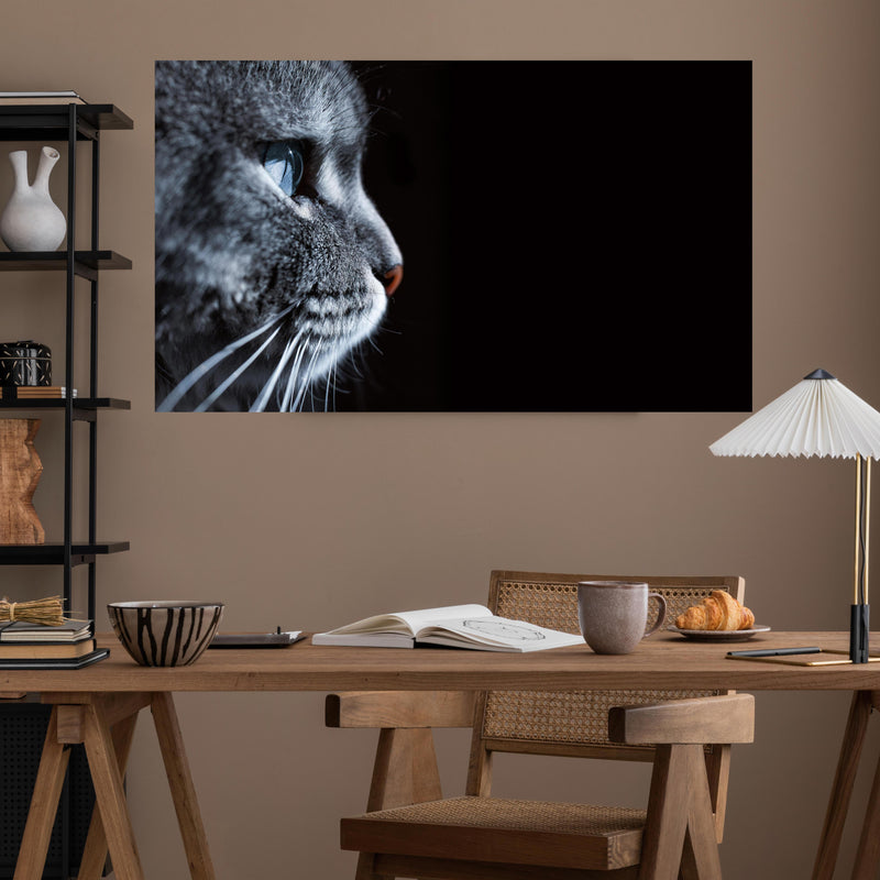 Office Poster  - Seitliches Katzen-Portrait über poliertem Holztisch mit stilvoller Lampe - rechteckig