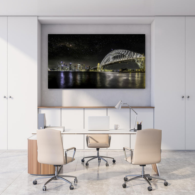 Office Poster  - Skyline - Sydney hinter weißem Holzschreibtisch mit Tischlampe