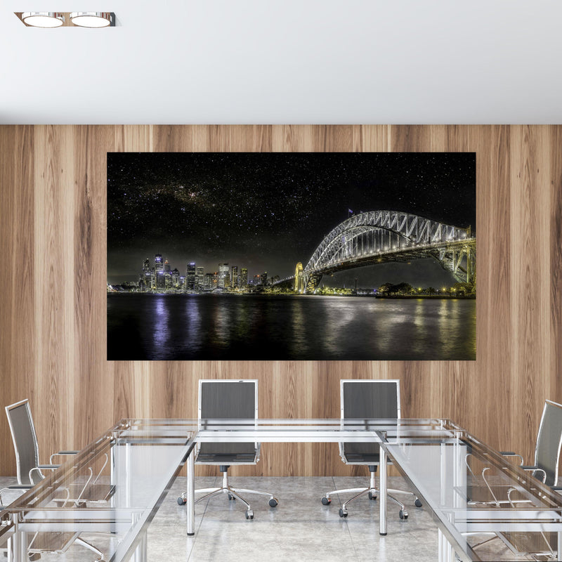 Office Poster  - Skyline - Sydney in einem Konferenzraum mit Glastisch und Holzwand