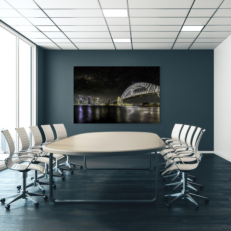 Office Poster  - Skyline - Sydney an blauer Wand in einem Besprechungsraum