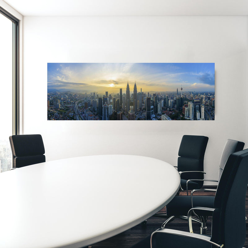 Office Poster  - Skyline Kuala Lumpur City in einem Konferenzraum hinter weißem ovalem Tisch