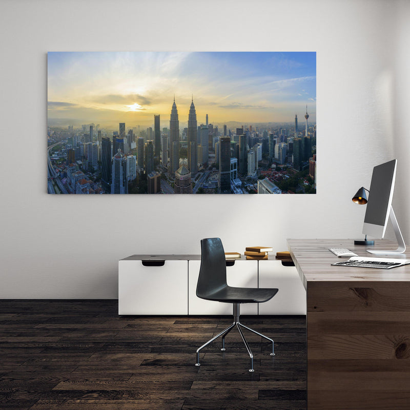 Office Poster  - Skyline Kuala Lumpur City an einer Wand in minimalistisch eingerichtetem Heim-Büro