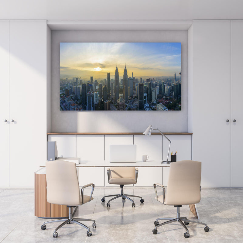 Office Poster  - Skyline Kuala Lumpur City hinter weißem Holzschreibtisch mit Tischlampe