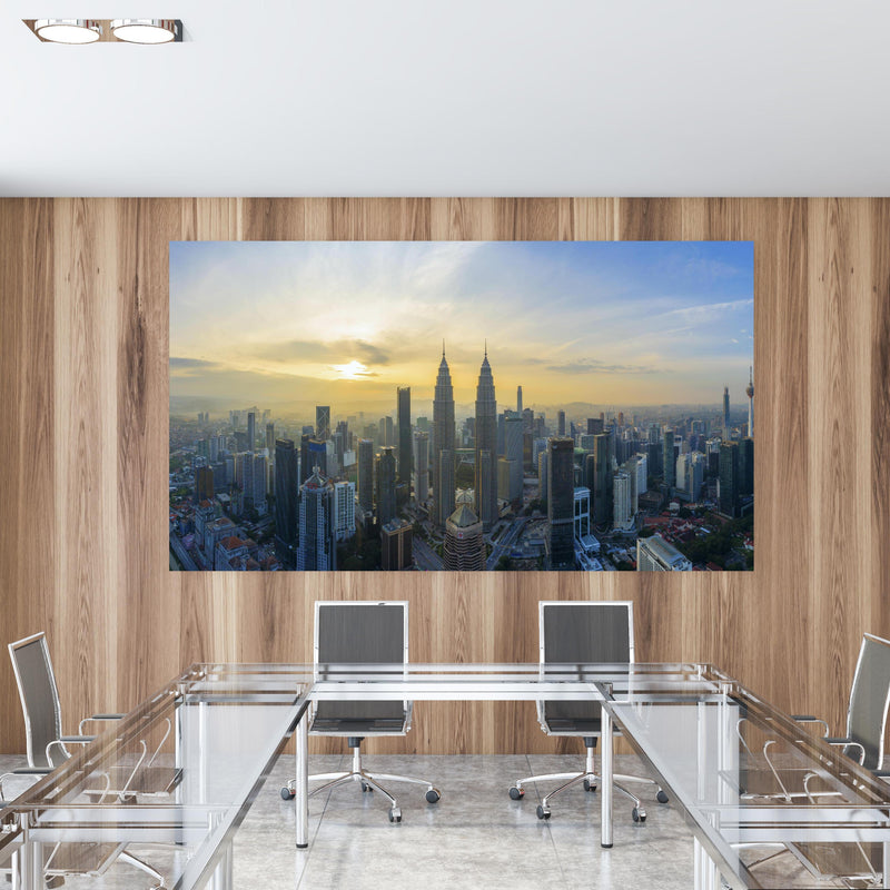 Office Poster  - Skyline Kuala Lumpur City in einem Konferenzraum mit Glastisch und Holzwand