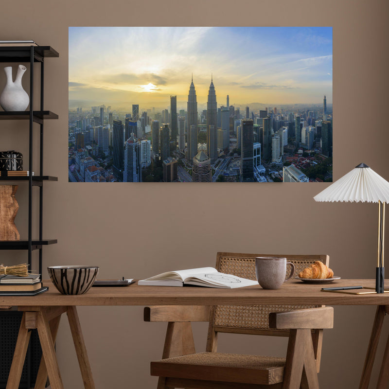 Office Poster  - Skyline Kuala Lumpur City über poliertem Holztisch mit stilvoller Lampe - rechteckig