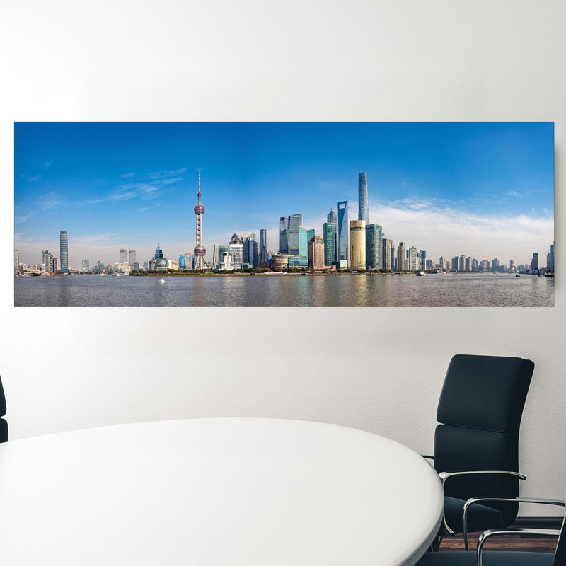 Office Poster  - Skyline von Shanghai in einem Konferenzraum hinter weißem ovalem Tisch Zoom