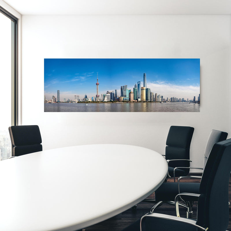 Office Poster  - Skyline von Shanghai in einem Konferenzraum hinter weißem ovalem Tisch