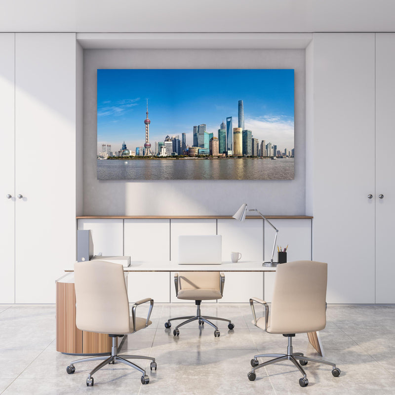 Office Poster  - Skyline von Shanghai hinter weißem Holzschreibtisch mit Tischlampe