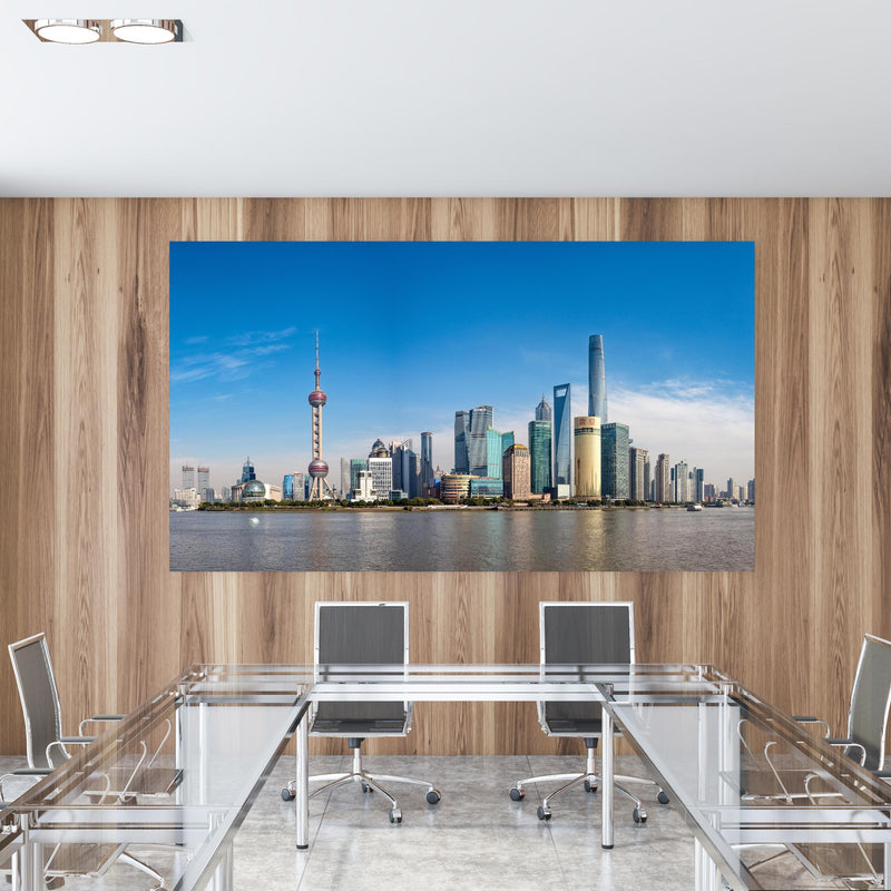 Office Poster  - Skyline von Shanghai in einem Konferenzraum mit Glastisch und Holzwand