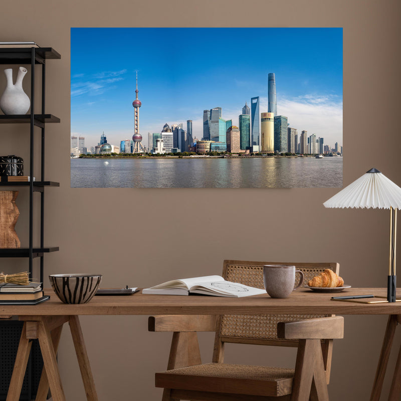 Office Poster  - Skyline von Shanghai über poliertem Holztisch mit stilvoller Lampe - rechteckig