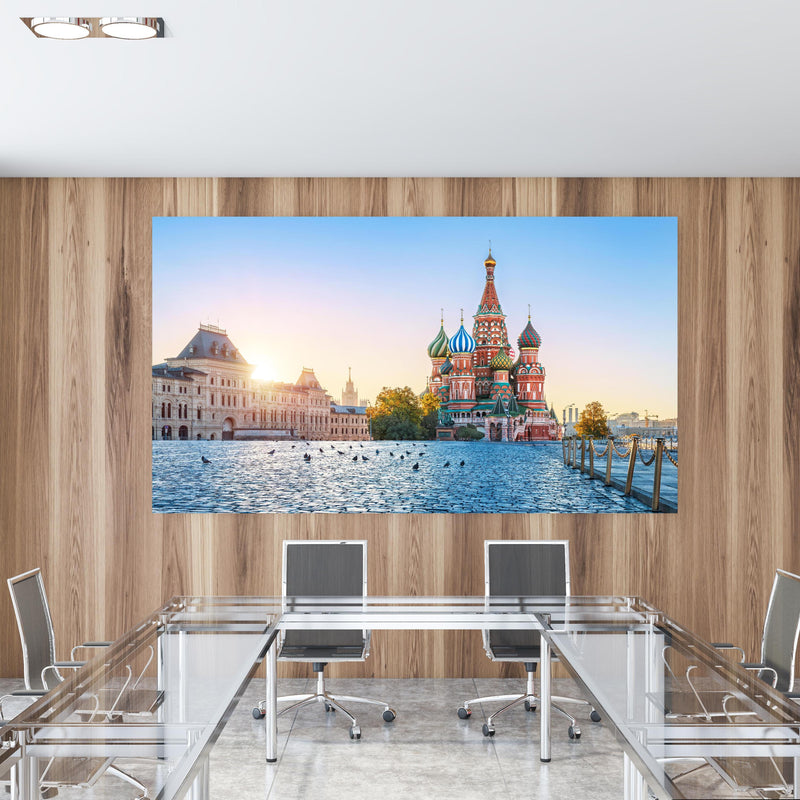 Office Poster  - Sonnenaufgang an der Basilius-Kathedrale in einem Konferenzraum mit Glastisch und Holzwand