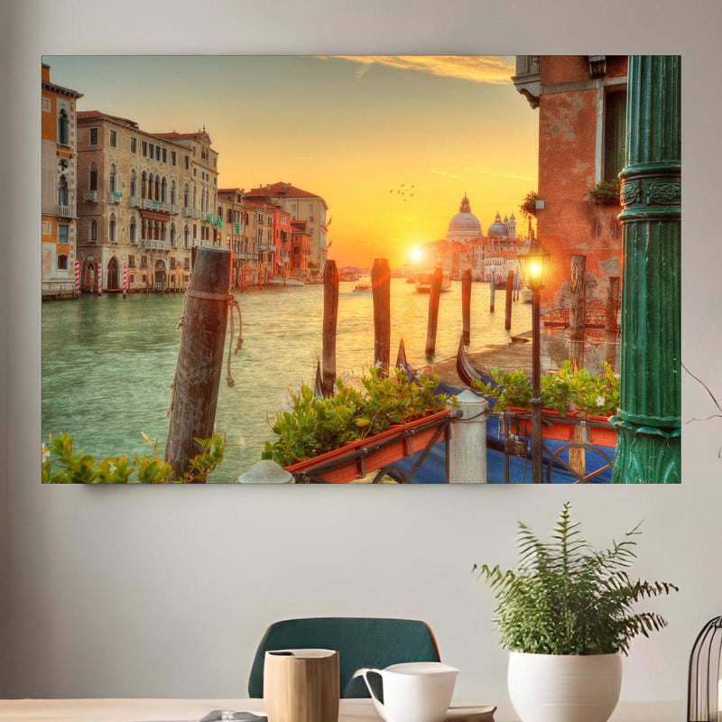 Office Poster  - Sonnenaufgang im Grand Canal der Kirche Santa Maria über klassischem Holztisch mit runder Vase - rechteckig Zoom