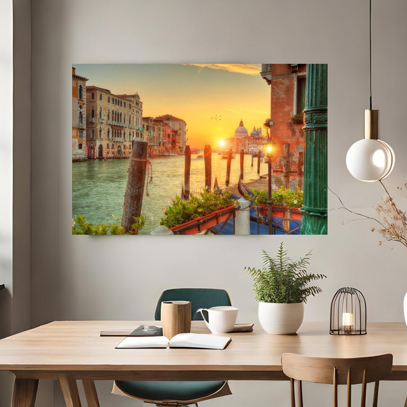 Office Poster  - Sonnenaufgang im Grand Canal der Kirche Santa Maria über klassischem Holztisch mit runder Vase - rechteckig