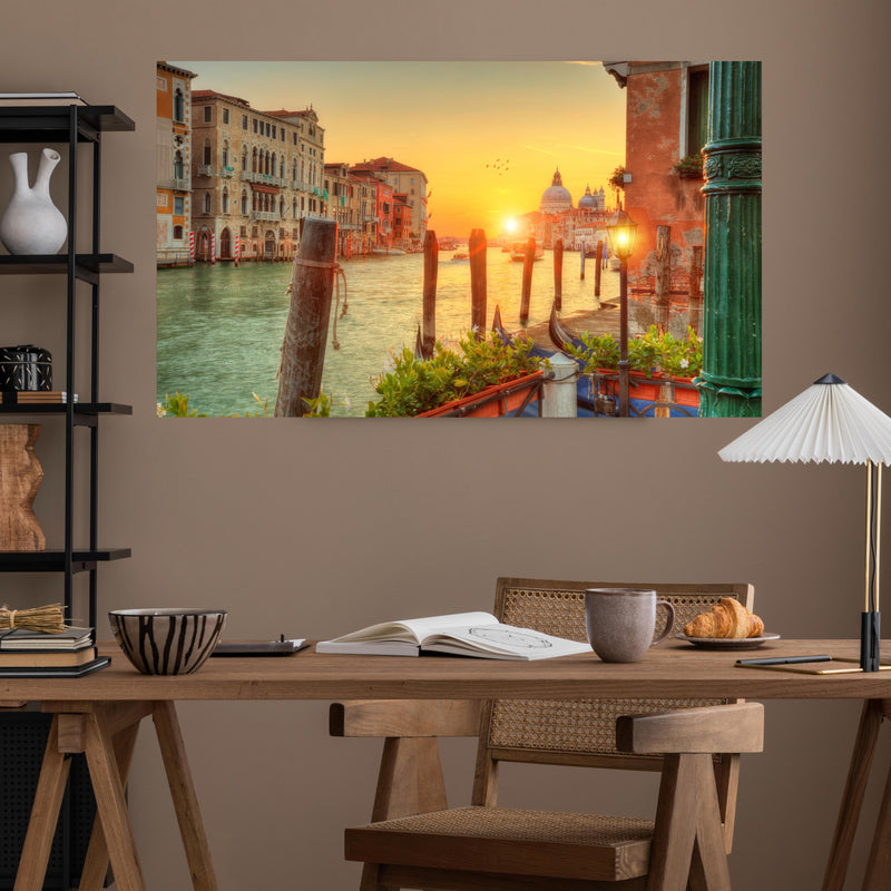 Office Poster  - Sonnenaufgang im Grand Canal der Kirche Santa Maria über poliertem Holztisch mit stilvoller Lampe - rechteckig