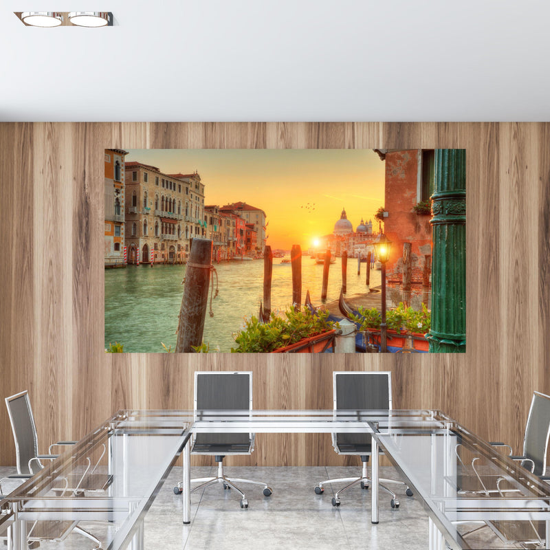 Office Poster  - Sonnenaufgang im Grand Canal der Kirche Santa Maria in einem Konferenzraum mit Glastisch und Holzwand