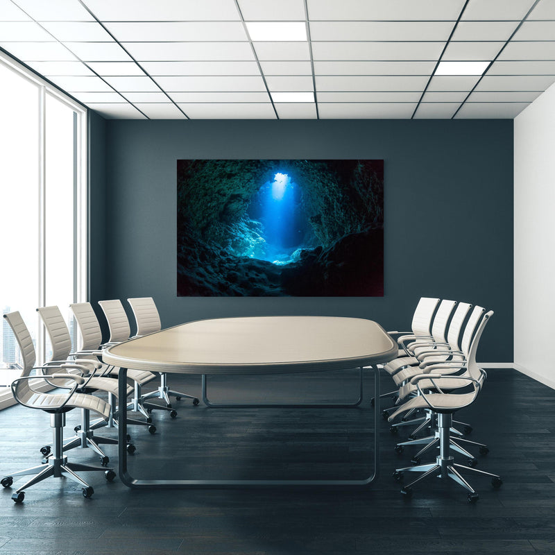 Office Poster  - Sonnenstrahl in die Unterwasserhöhle an blauer Wand in einem Besprechungsraum