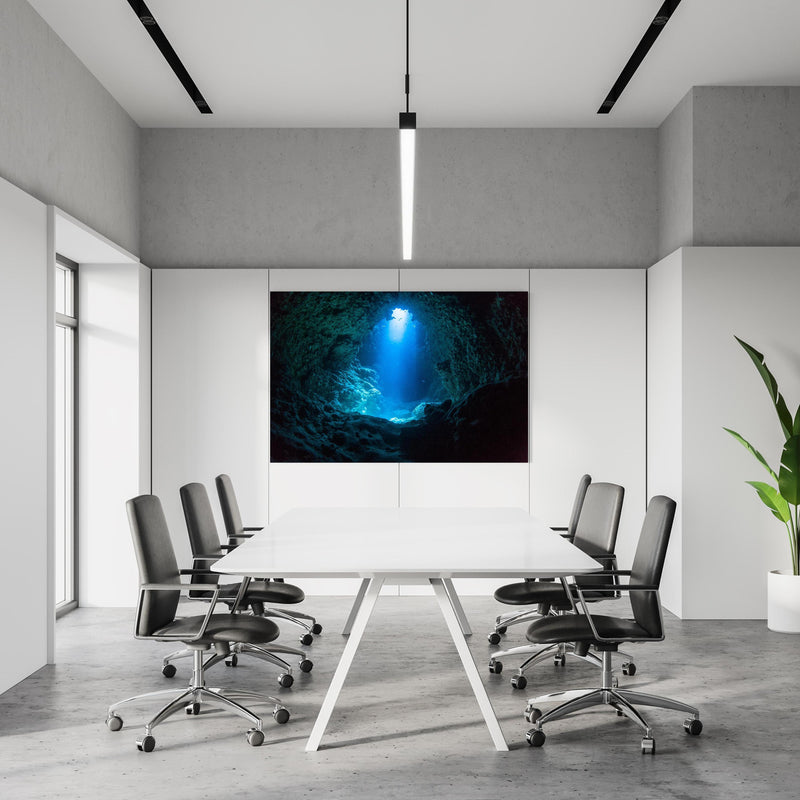 Office Poster  - Sonnenstrahl in die Unterwasserhöhle in einem Konferenzraum an weißer Wand hängend