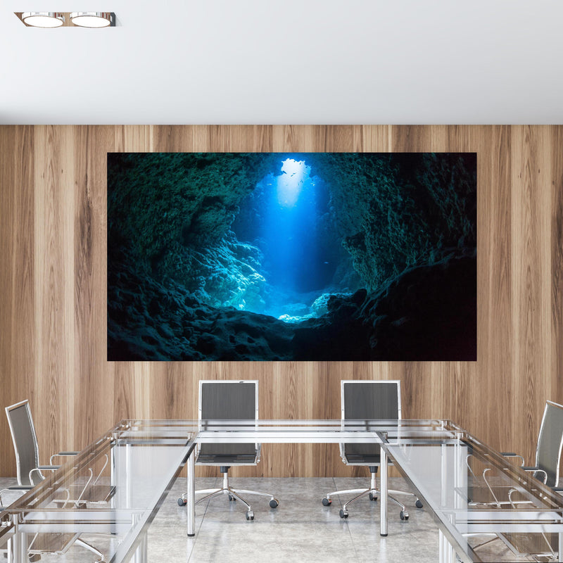 Office Poster  - Sonnenstrahl in die Unterwasserhöhle in einem Konferenzraum mit Glastisch und Holzwand