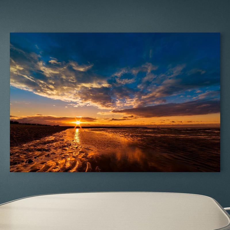 Office Poster  - Sonnenuntergang an der Nordsee an blauer Wand in einem Besprechungsraum Zoom