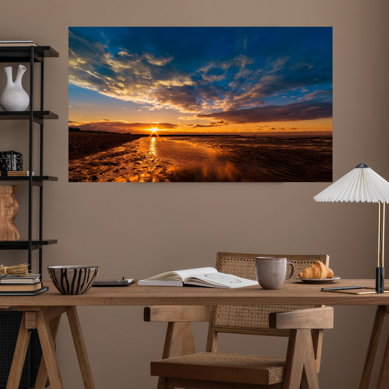 Office Poster  - Sonnenuntergang an der Nordsee über poliertem Holztisch mit stilvoller Lampe - rechteckig