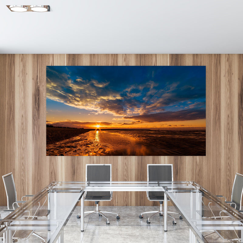 Office Poster  - Sonnenuntergang an der Nordsee in einem Konferenzraum mit Glastisch und Holzwand