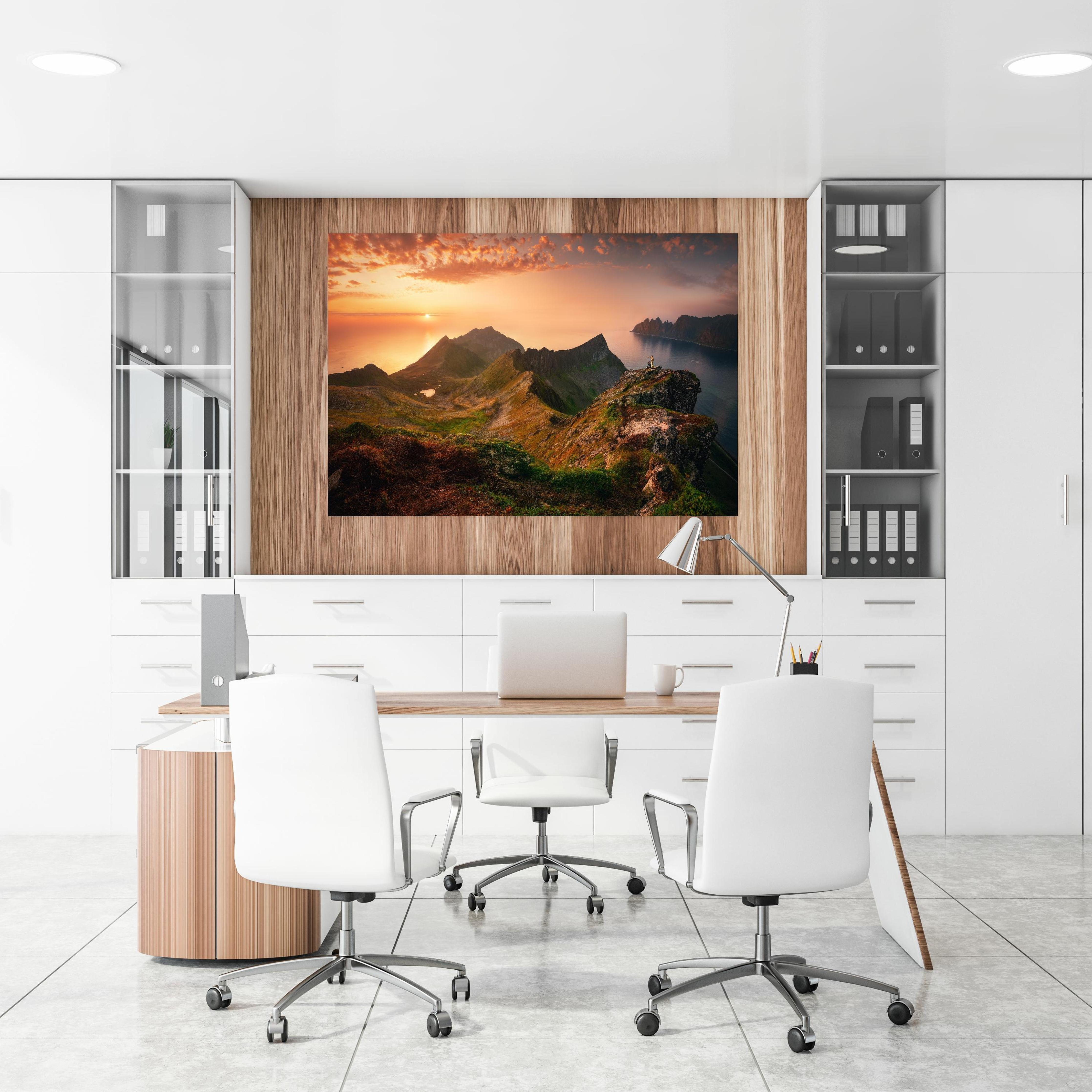 Office Poster  - Sonnenuntergang auf der Insel Senja an einer Holzwand hängend im Büroraum
Office Poster  - Sonnenuntergang auf der Insel Senja an einer Holzwand hängend im Büroraum