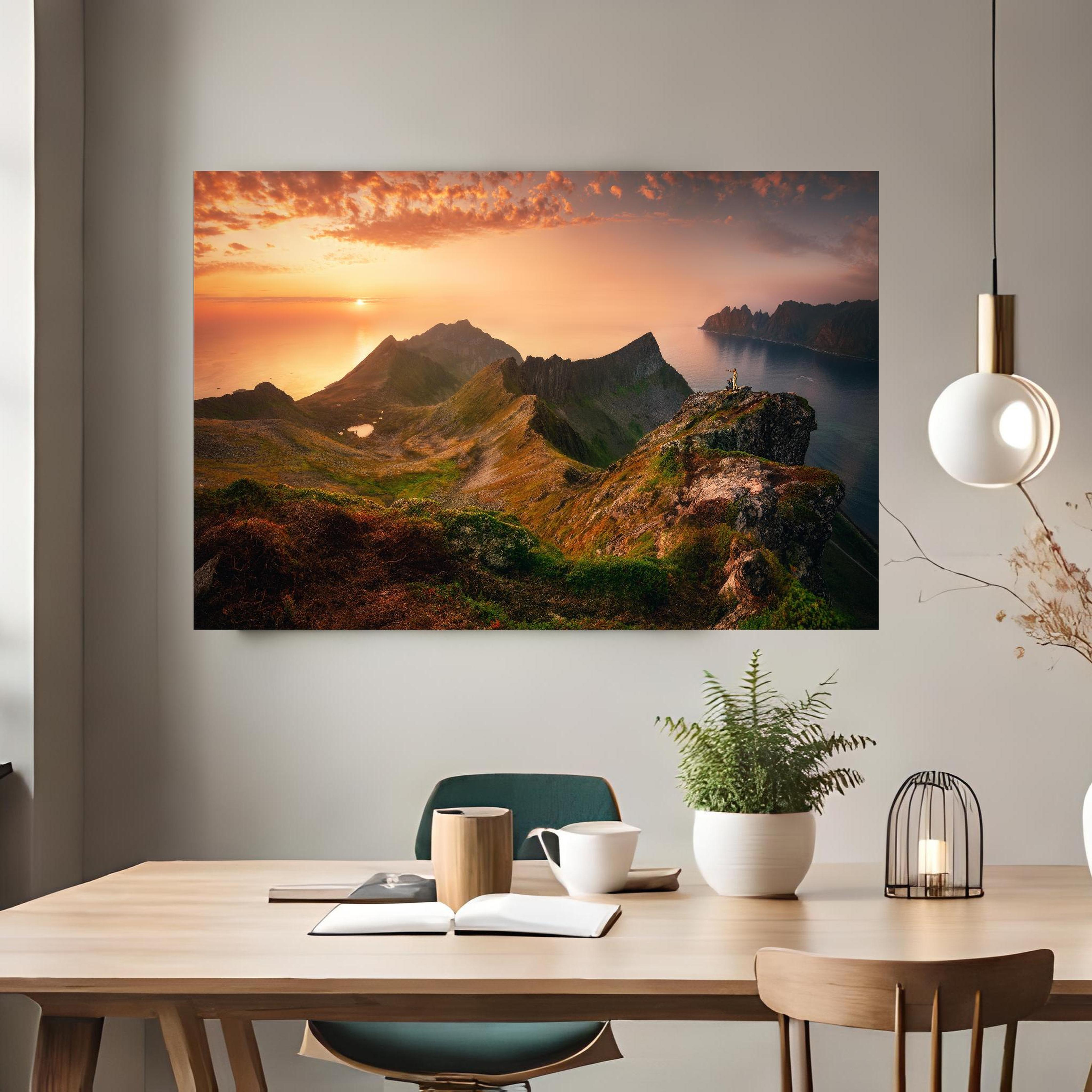 Office Poster  - Sonnenuntergang auf der Insel Senja über klassischem Holztisch mit runder Vase - rechteckig