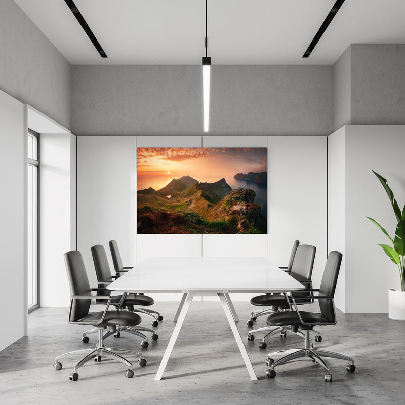 Office Poster  - Sonnenuntergang auf der Insel Senja in einem Konferenzraum an weißer Wand hängend