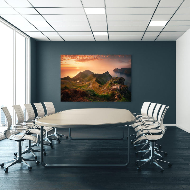 Office Poster  - Sonnenuntergang auf der Insel Senja an blauer Wand in einem Besprechungsraum