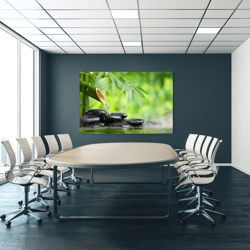 Office Poster  - Spa-Stillleben mit Bambusbrunnen an blauer Wand in einem Besprechungsraum